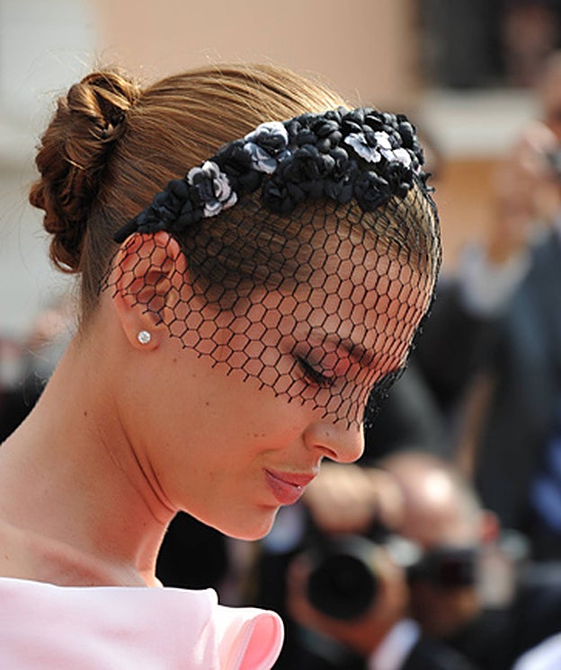 Galería. Carlota de Mónaco con un tocado de redecilla y el pelo recogido en un moño de bailarina, un look con el que se convirtió en la invitada perfecta en la boda de su tío Alberto.