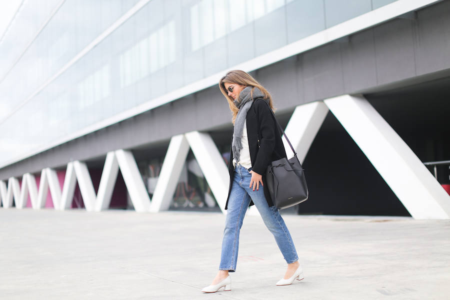 Con los zapatos de tacón grueso y de tamaño bajo encontramos este favorecedor look de Clochet.