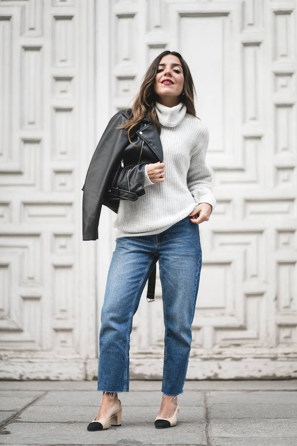 Los zapatos slingback de Chanel, los más buscados de la temporada, son los mejores aliados de este tipo de vaqueros.