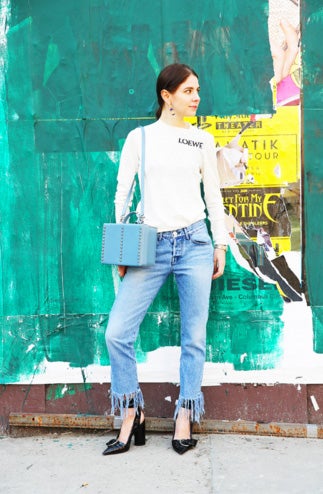 Con el bajo deshilachado, una de las propuestas que encontramos en el blog de Man Repeller.