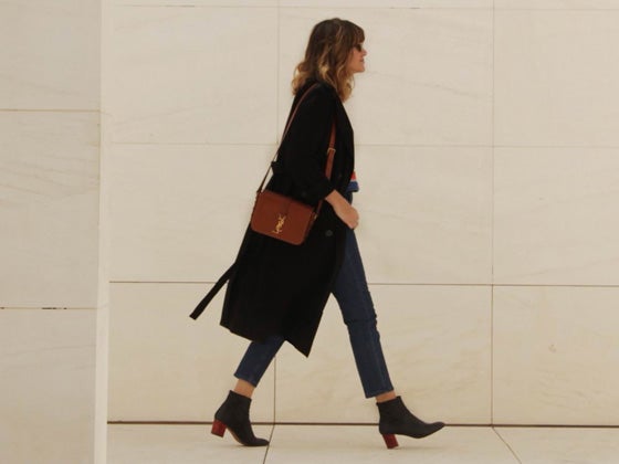 Si te atreves, puedes lucir los cropped jeans con botines que dejen parte de la pierna al descubierto.