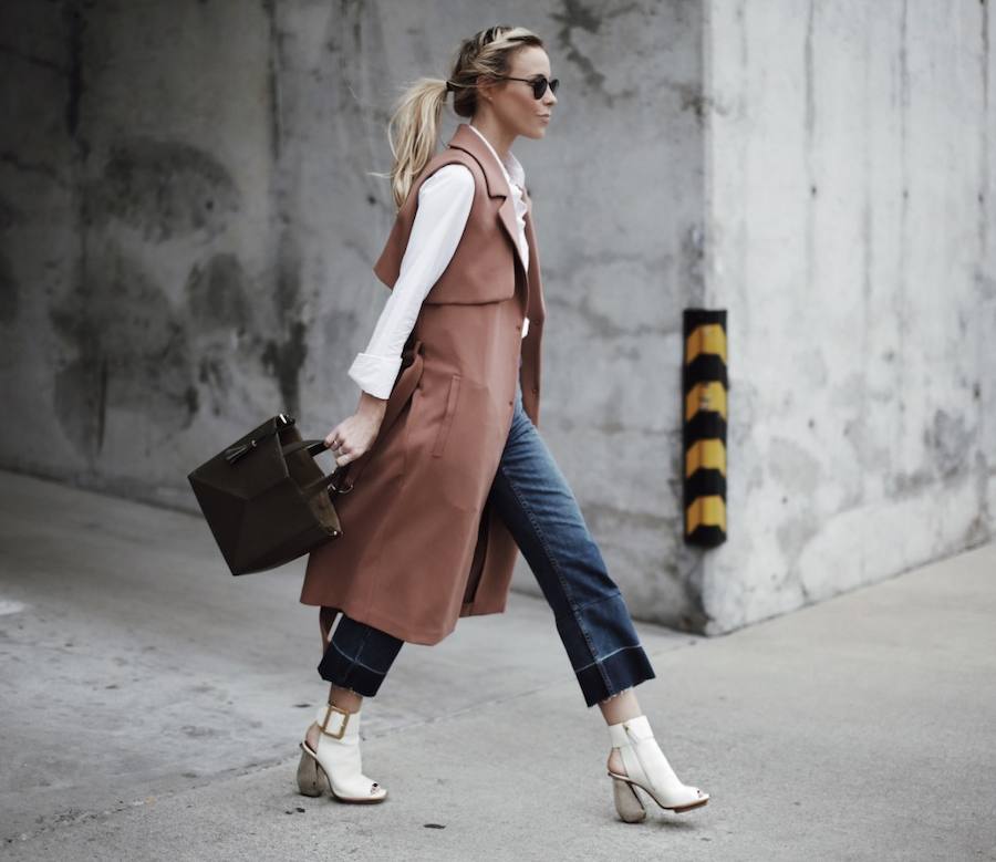 Otra de las propuestas, combinar los 'cropped flare jeans' con sandalias de tacón