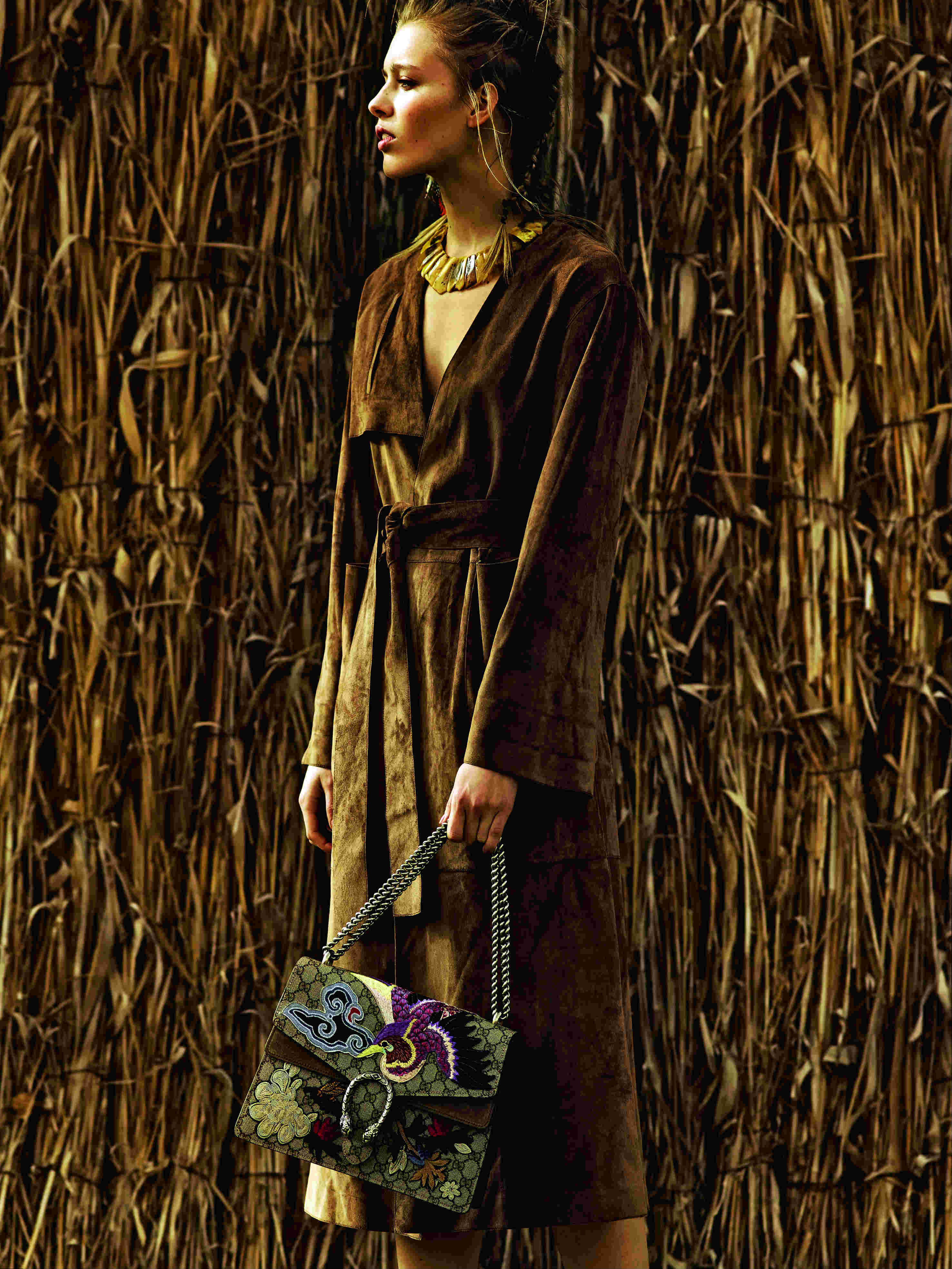 Trench de ante, de Loewe; bolso de Gucci; y collar de Isidoro Hernández. El pendiente de pluma es de Alejandra Monticelli. Estilismo: José Herrera. Asistente de estilismo: Frank Jymz. Maquillaje y peluquería: Ricardo Calero para Chanel y Art Lab Aveda. Asistente de fotografía: Arturo de Lucas.