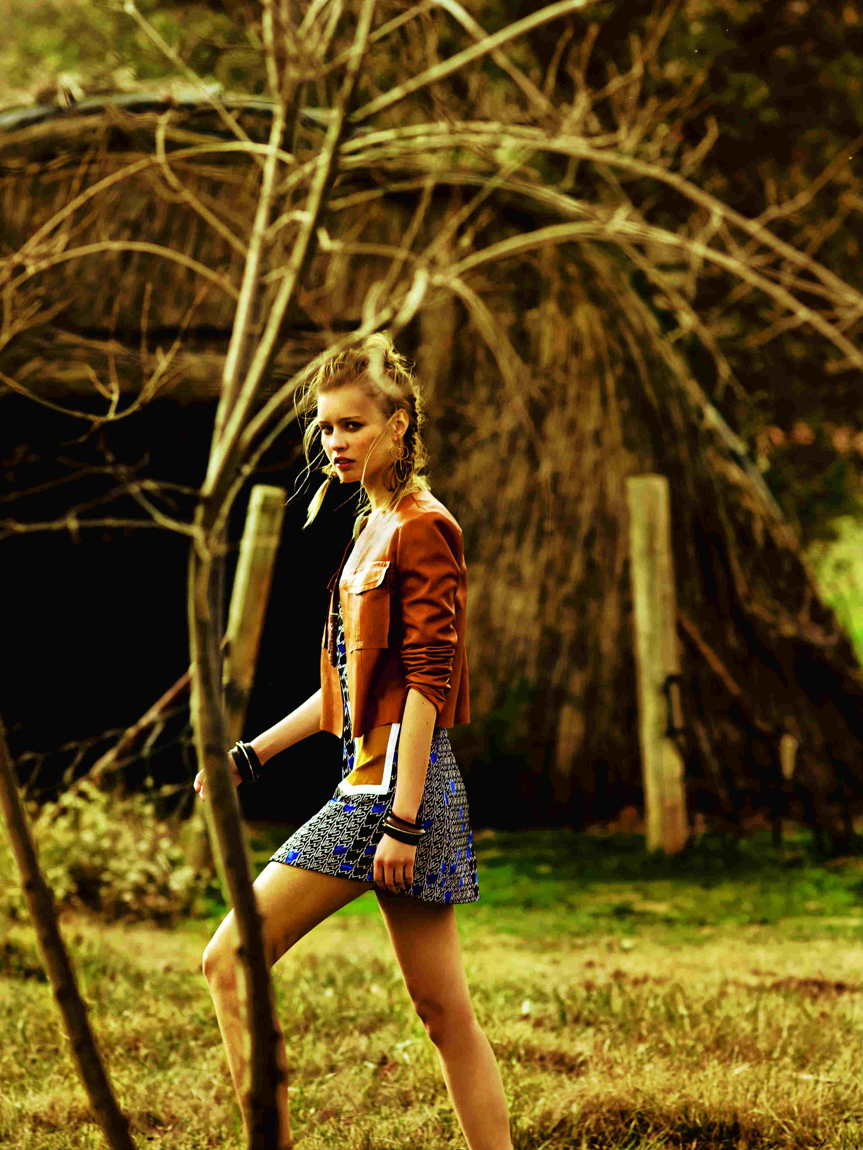 Vestido de Kenzo con chaqueta de piel, de Sportmax. El collar es de Isidoro Hernández, pendientes de Zara y brazaletes de Joaquín Berao. Estilismo: José Herrera. Asistente de estilismo: Frank Jymz. Maquillaje y peluquería: Ricardo Calero para Chanel y Art Lab Aveda. Asistente de fotografía: Arturo de Lucas.