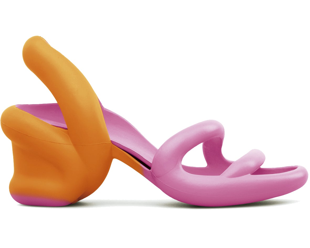 Es una sandalia, pero nos recuerda a un tobogán de un parque acuático. Y esa es la idea. El modelo Kobarah de Camper (hecho de una sola pieza) está inspirado en el término Arelluf, un concepto desenfadado que captura la esencia de dos de las zonas de fiesta de Mallorca: Arenal y Magaluf. Es la viva imagen del ansiado verano.