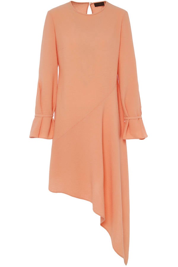De manga larga, asimétrico y en un atractivo color melocotón encontrarás este vestido fluido de Adolfo Domínguez (Precio: 270 euros).