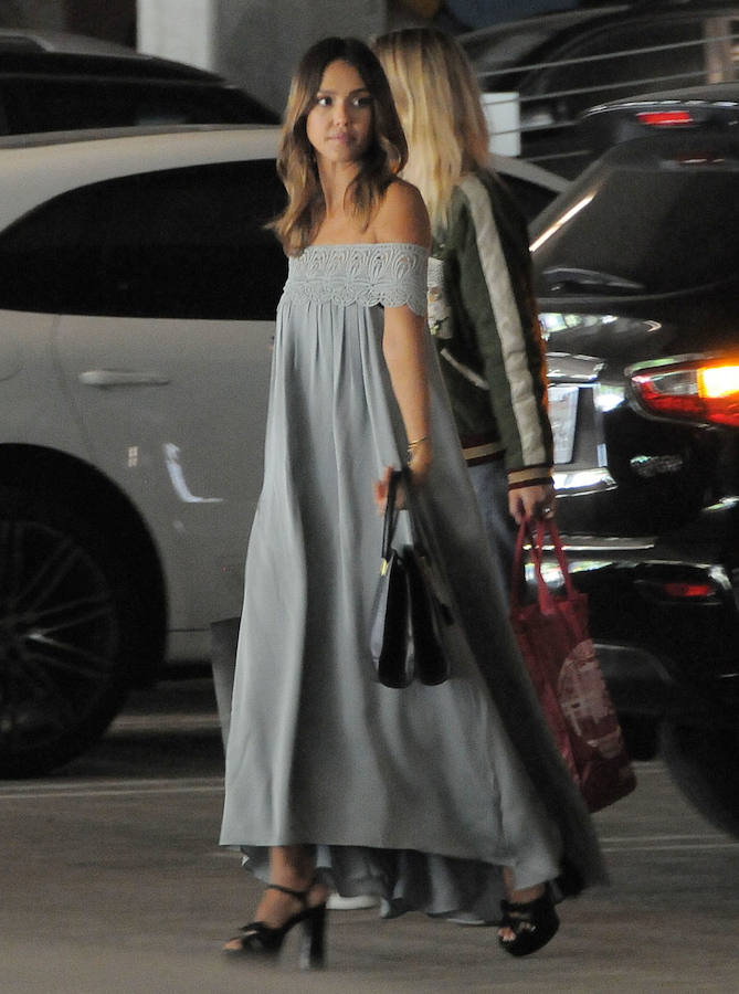 Un look 'street style' de Jessica Alba se cuela entre nuestros favoritos de la semana.