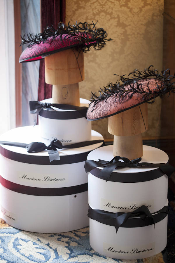 Los teatrelaes y delicados tocados de Mariana Barturen hicieron las delicias de las asistentes al Gran Hotel de Mujerhoy.