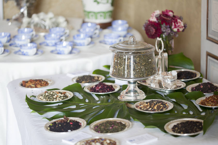 Beatriz Parreño, experta y responsable del servicio de tés del Hotel Ritz, llevó hasta el Gran Hotel de Mujerhoy sus tés, una maravilla.