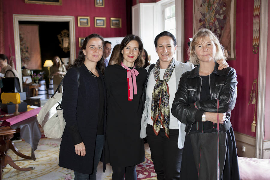 Algunas visitantes posando con Laura Ruiz de Galarreta en uno de los salones del Gran Hotel.