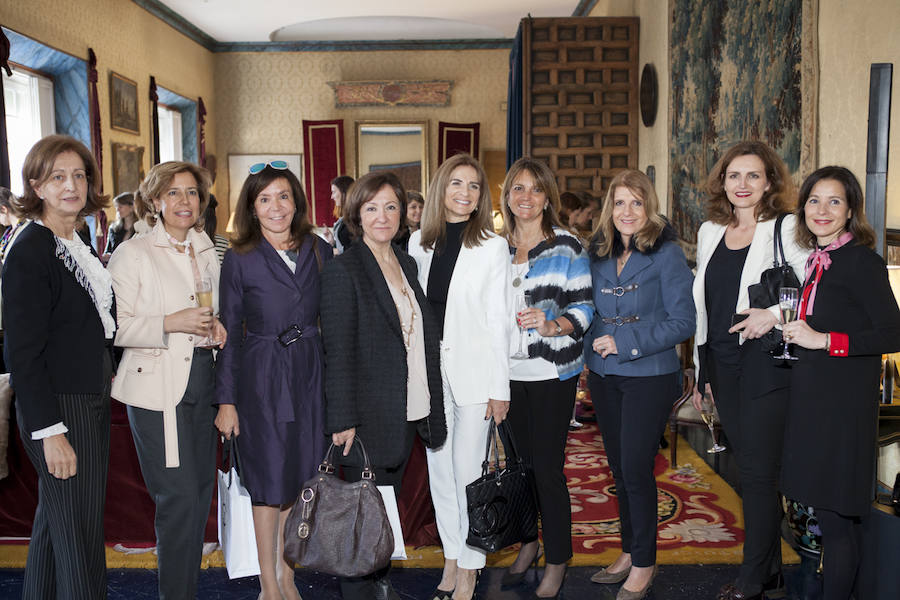 Isabel Linares, senior counsellor de PwC, Sara Bieger, de Leaders Trust International, Ana Lamas, de Five Rooms, Esther Valdivia CEO de la revista Anuncios, Mª Eugenia Girón, directora del Observatorio del Lujo del IE, Lourdes Cavero, empresaria, Mª Rosa Olona, directora de comunicación de L'Oréal Luxe, Laura Múgica y Laura Ruiz de Galarreta.