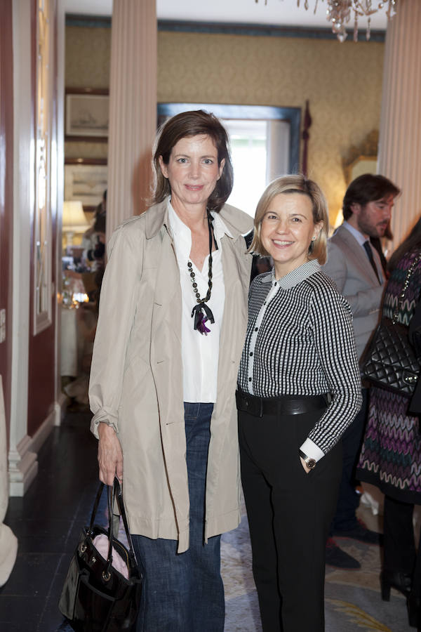 Charo Carrera, directora de Mujerhoy, posa con Paula Varona, artista.