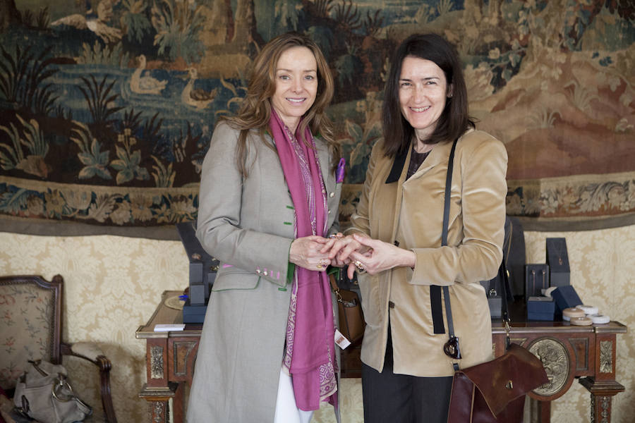 La diseñadora de joyas Miriam de Ungría y la ex ministra de Cultura Ángeles González-Sinde estuvieron en el Gran Hotel de Mujerhoy.