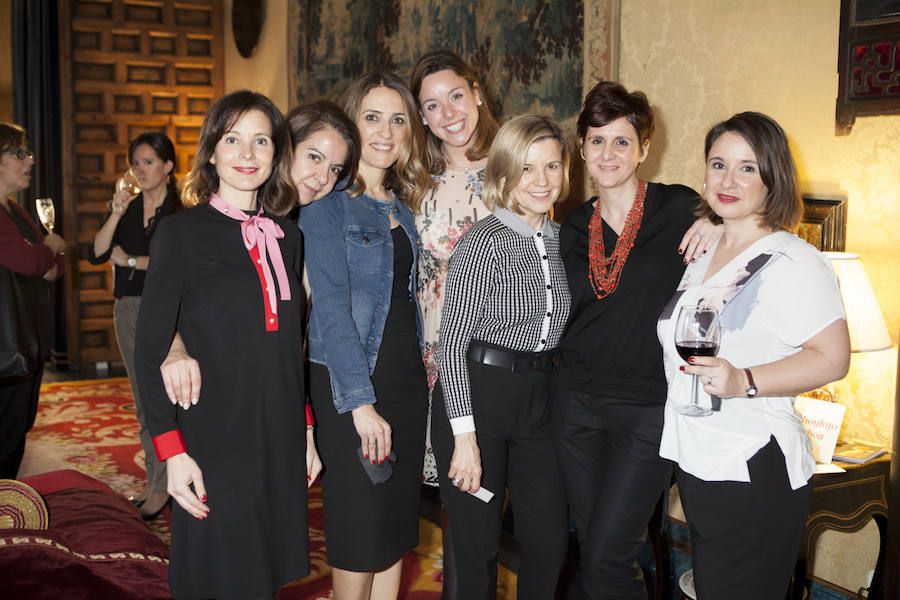 El equipo de Eventos de Taller de Editores posa con Charo Carrera, directora de la revista Mujerhoy y el equipo de CM Vocento.