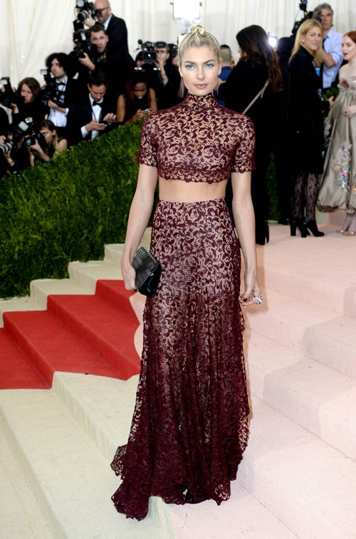 Un conjunto de encaje compuesto por falda y top en color granate fue la elección de la modelo.