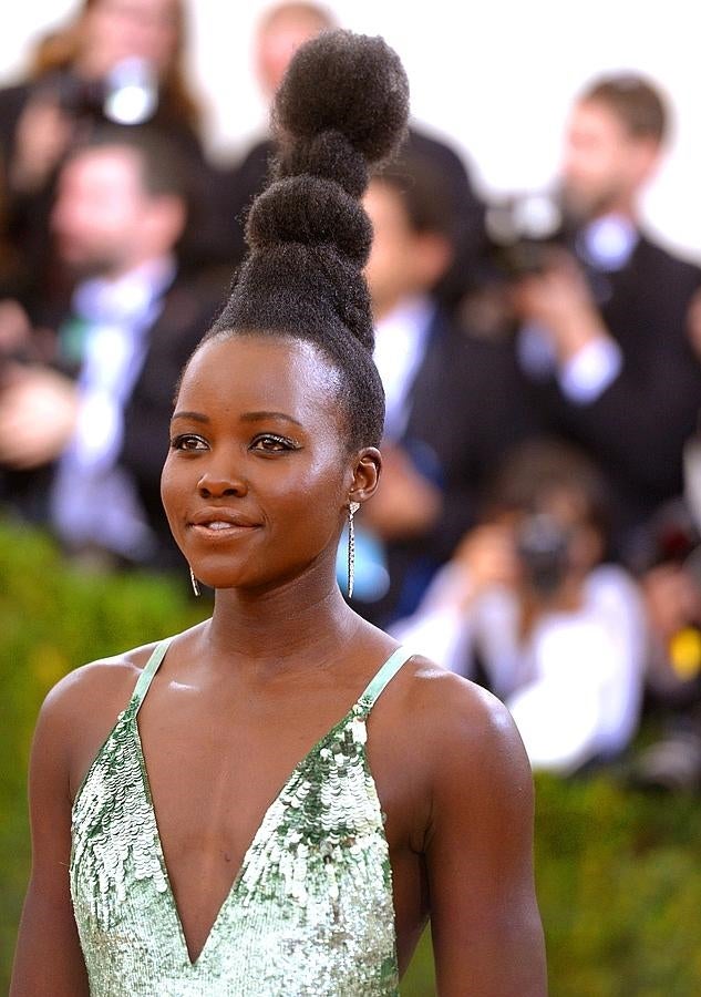 Lupita Nyong'o ha vuelto a sorprender con su peinado: un moño altísimo que recuerda al peinado de Marge Simpson.