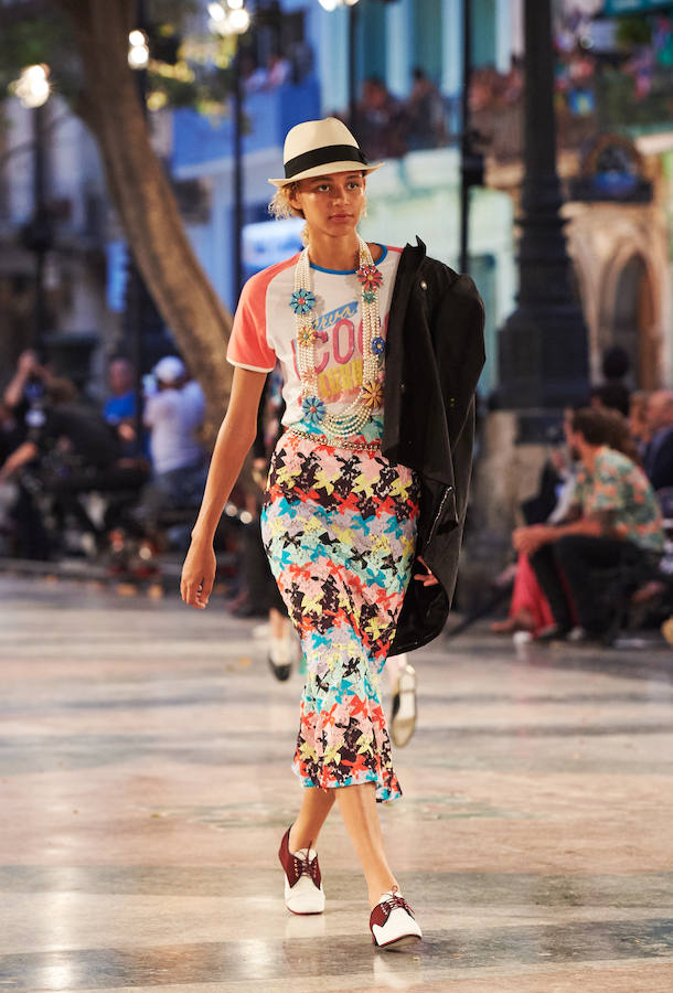 Uno de los coloridos looks por los que Karl Lagerfeld apuesta en su nueva colección