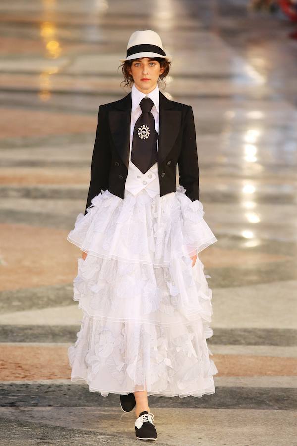 El mix se convierte en una de las apuesta de la firma al combinar prendas puramente masculinas con otras ultrafemeninas