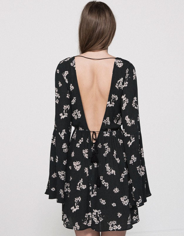 Pull&Bear también tiene en su colección prendas como esta que colocan el foco de atención sobre la espalda (Precio: 25.99 euros).