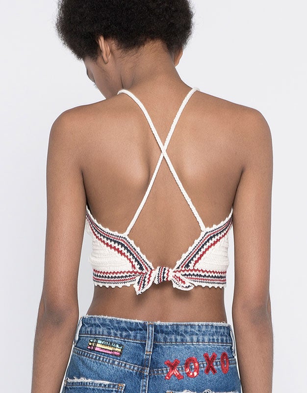 Realizado en crochet y atado a la espalda, este original top que encontrarás en Pull and Bear (Precio: 15.99 euros).