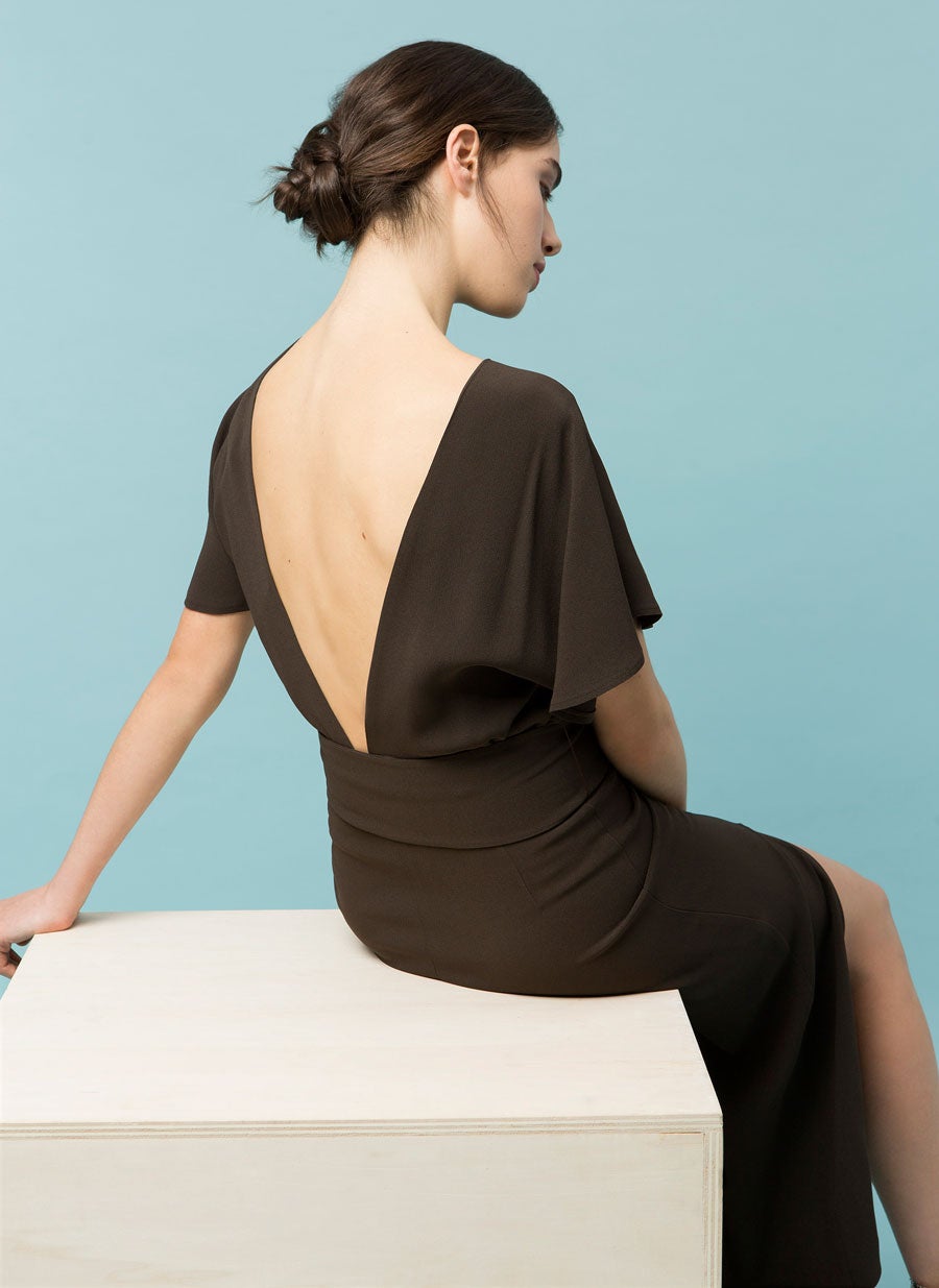 Uno de los modelos de fiesta de Uterqüe también deja al descubierto la zona de la espalda (Precio: 125 euros).