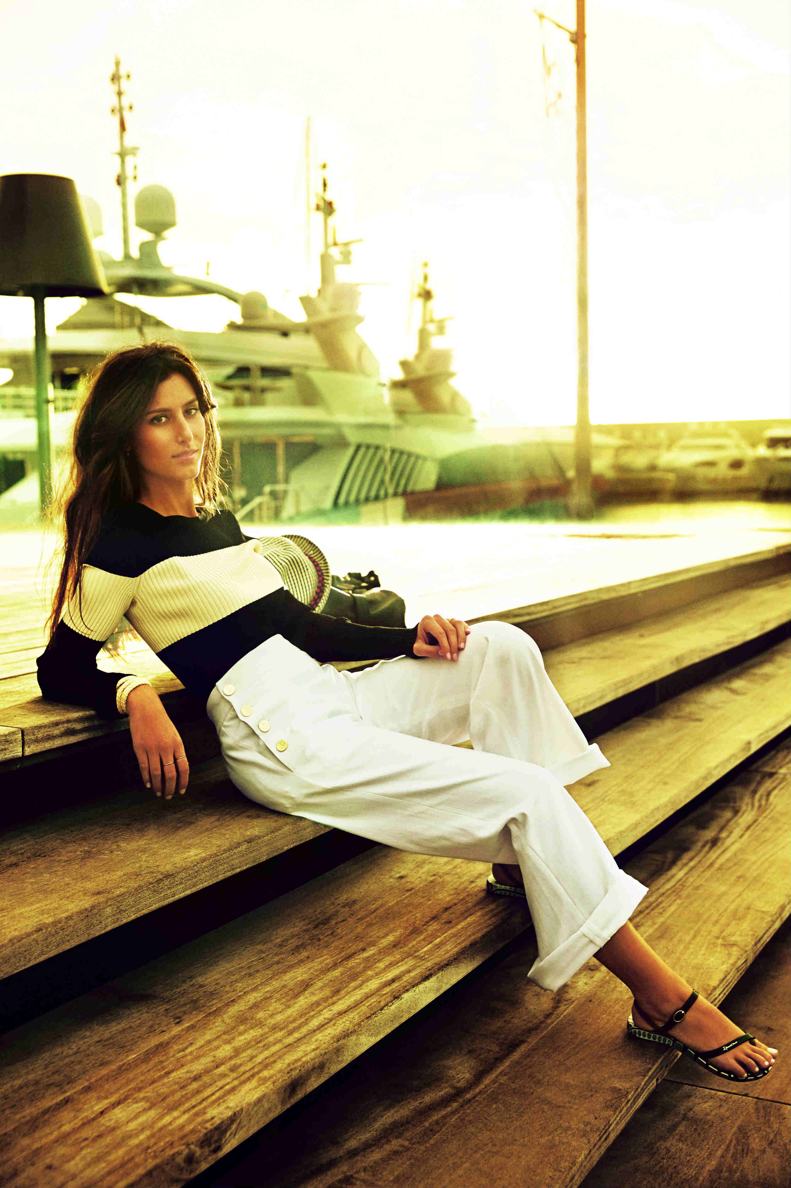 Para el look con jersey de Sportmax y pantalón de inspiración marinera de Max Mara, Ana ha elegido sandalias con suela ancha de Ipanema. Estilismo: Verónica Suárez Maquillaje y peluquería: Ramón Ríos para Convoca.