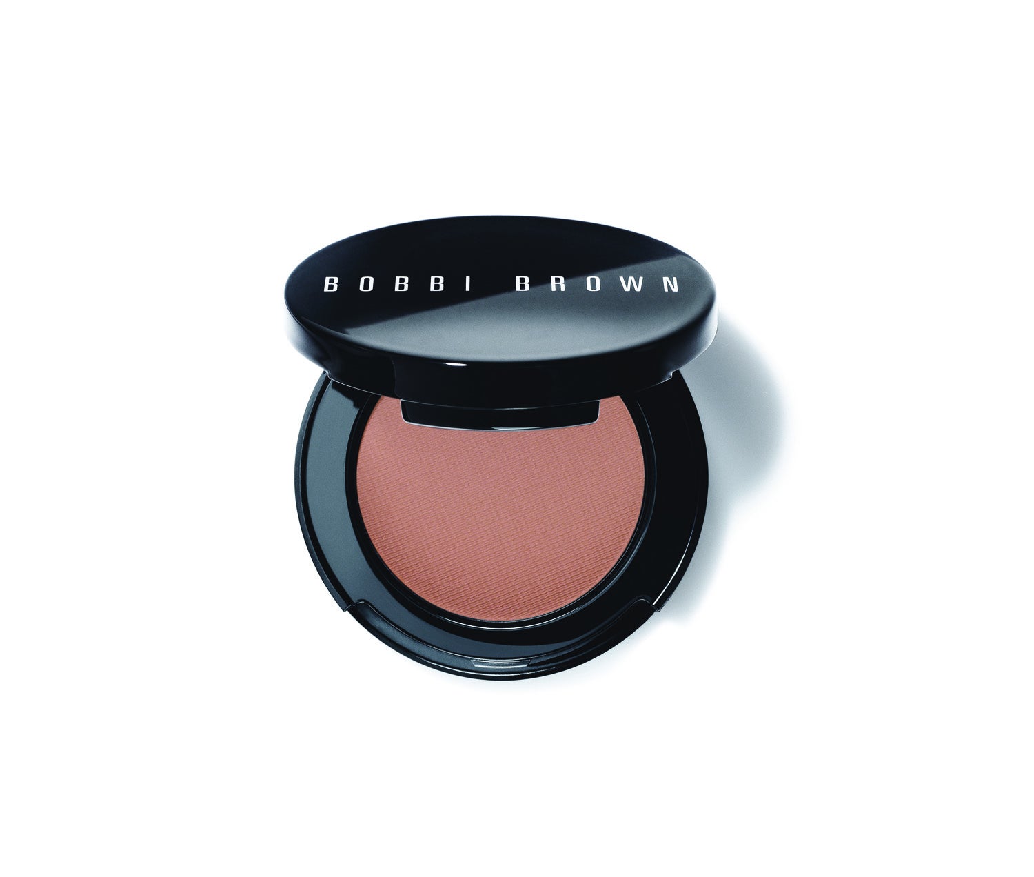 Este bronzer mate suave y sedoso, aporta calidez a la piel con un color natural y atractivo gracias a la combinación de tonos rojizos y marrones (los tonos que están presentes en un bronceado natural). (39€).