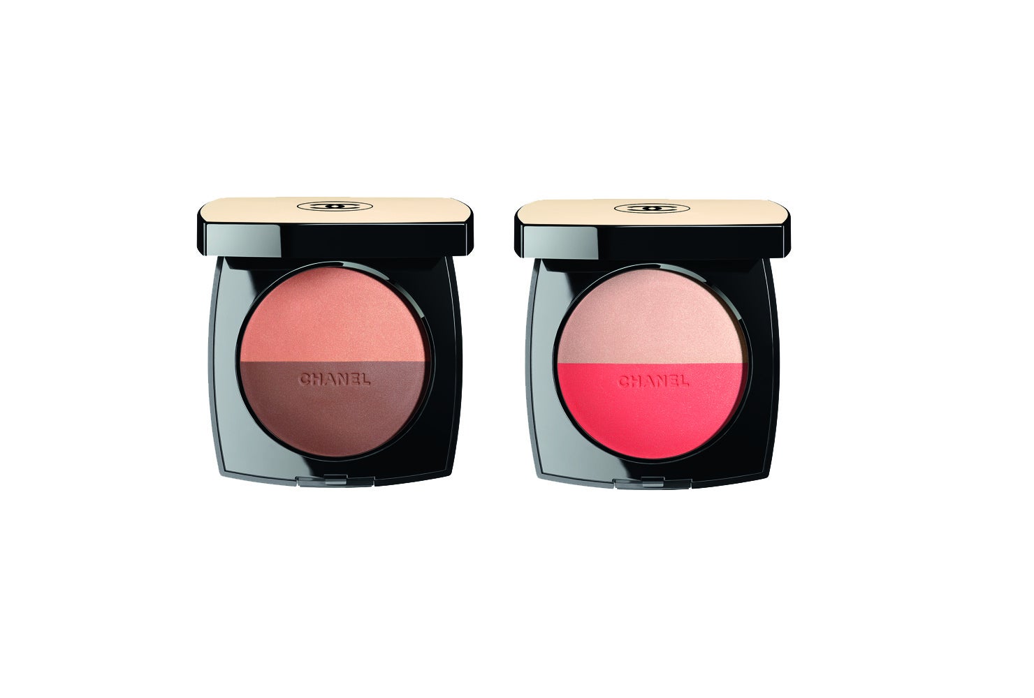 Disponibles en dos dúos: el dúo nº 1 está formado por un marrón terracota para redefinir el contorno del rostro y un arena dorado para aportar luz en las mejillas y las sienes. El dúo n°2 contiene un rosa intenso para aplicar sobre los pómulos y un beige claro para iluminar la tez. (55€).