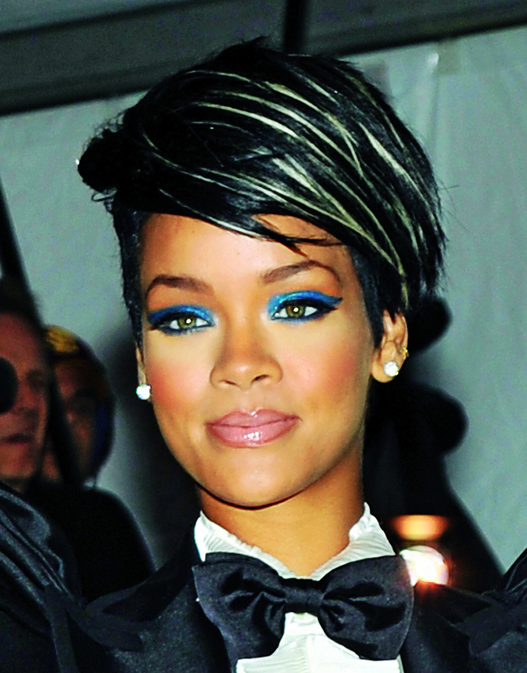 ¿La audacia cromática no es lo tuyo, pero quieres unirte a la tendencia Klein en los ojos? Prueba con un tightliner, que consiste en hacer una raya fina muy pegada a la línea de las pestañas. Aunque si te atreves con todo, puedes intensificar el párpado móvil con un azul profundo y difuminar en forma de nube alrededor. (Rihanna)