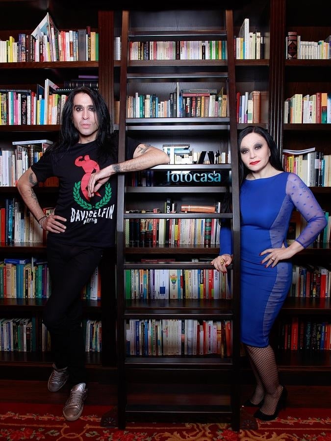 Alaska y Mario posan para nosotros durante la visita a su casa en la calle Libreros.