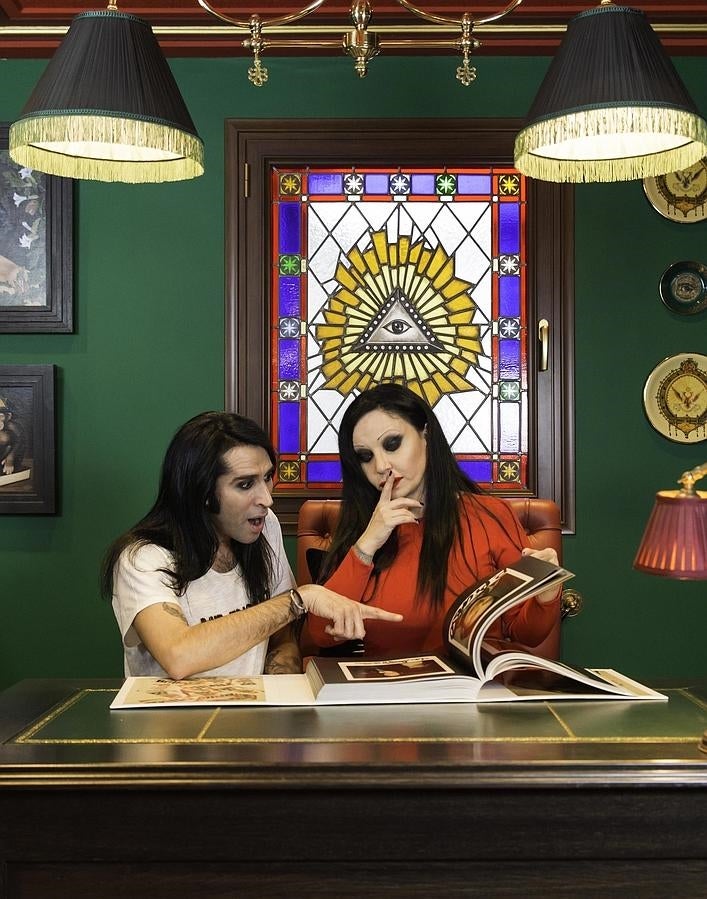 Alaska y Mario tienen una biblioteca privada con una colección de libros de lo más variada.