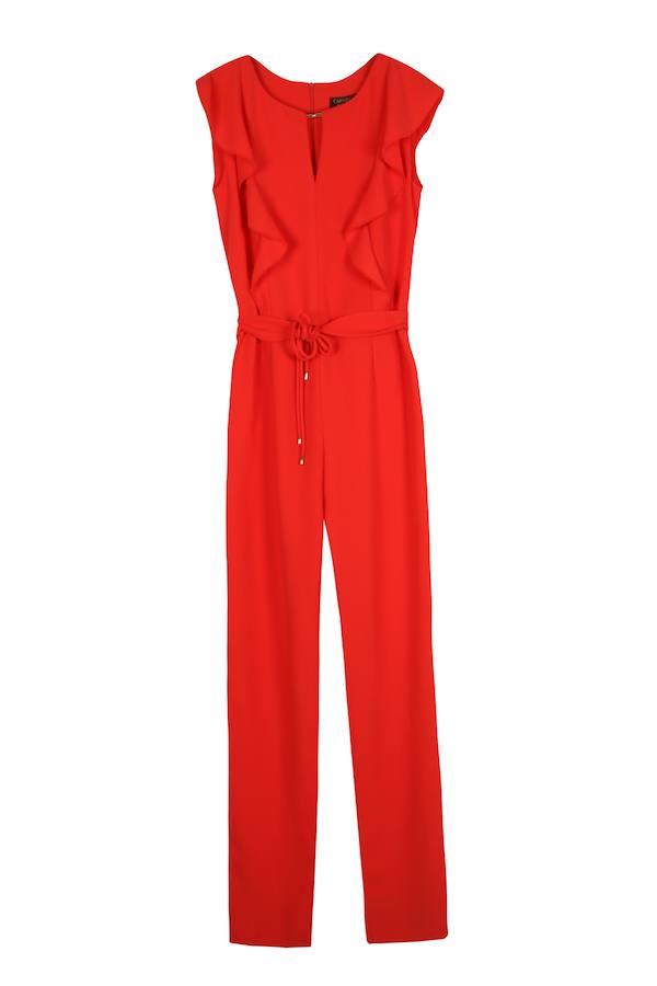 Sin mangas, con volantes en la zona del pecho y ajustado a la cintura, la propuesta en rojo de Carmela Rosso (Precio: 240 euros)