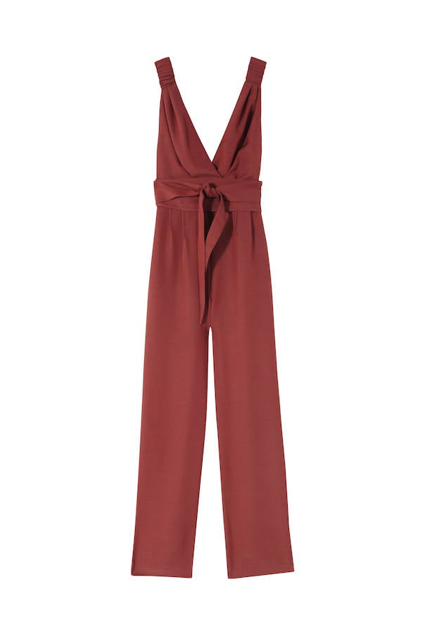 Otra de las propuestas para quienes buscan algo sencillo es este mono de Uterqüe de escote en pico (Precio: 125 euros)