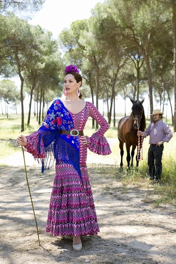 Vestido, mantoncillo y pendientes de Rocío Peralta. Cinturón y anillos de Yaiza.