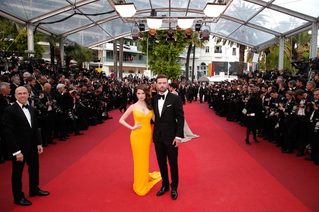 La pareja (cinematográfica) del momento posó así de elegante en la 'red carpet'. Ella, de amarillo firmado por Stella McCartney; y él, impecable de esmoquin.
