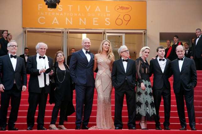 La 69ª Edición del Festival de Cannes celebró su gala inaugural con la presentación de 'Café Society', de Woody Allen, que posó flamante con su equipo.