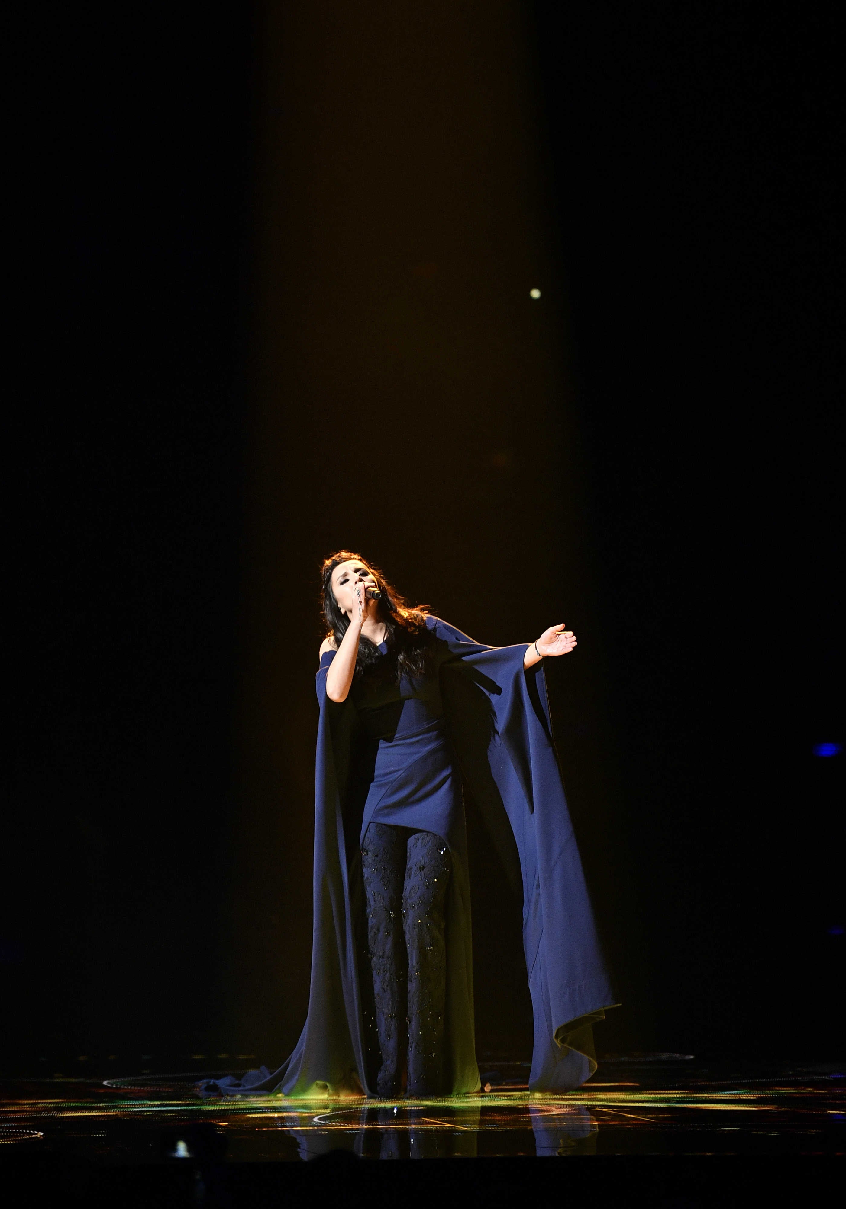 La ganadora escogóa una chaqueta de mangas extra grandes sobre unos pantalones campana con brillantes decorativos