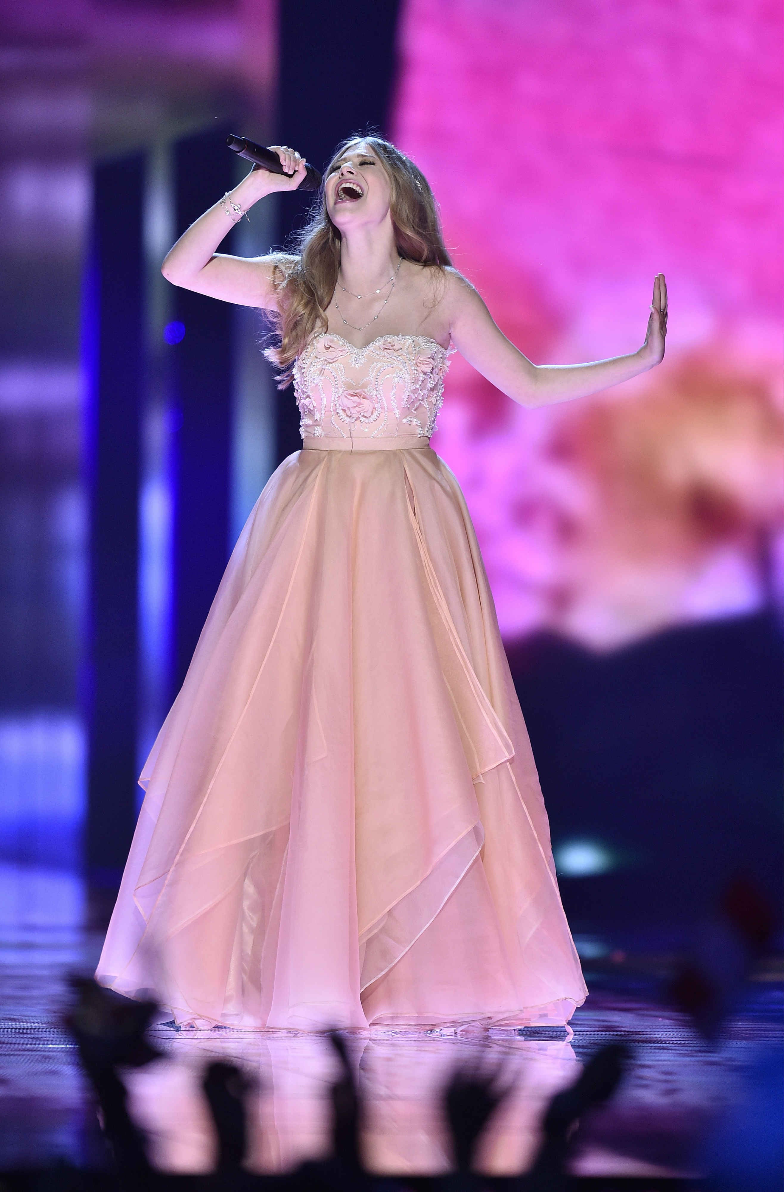 ZOE escogía acertadamente este vestido romántico con escote de palabra de honor.