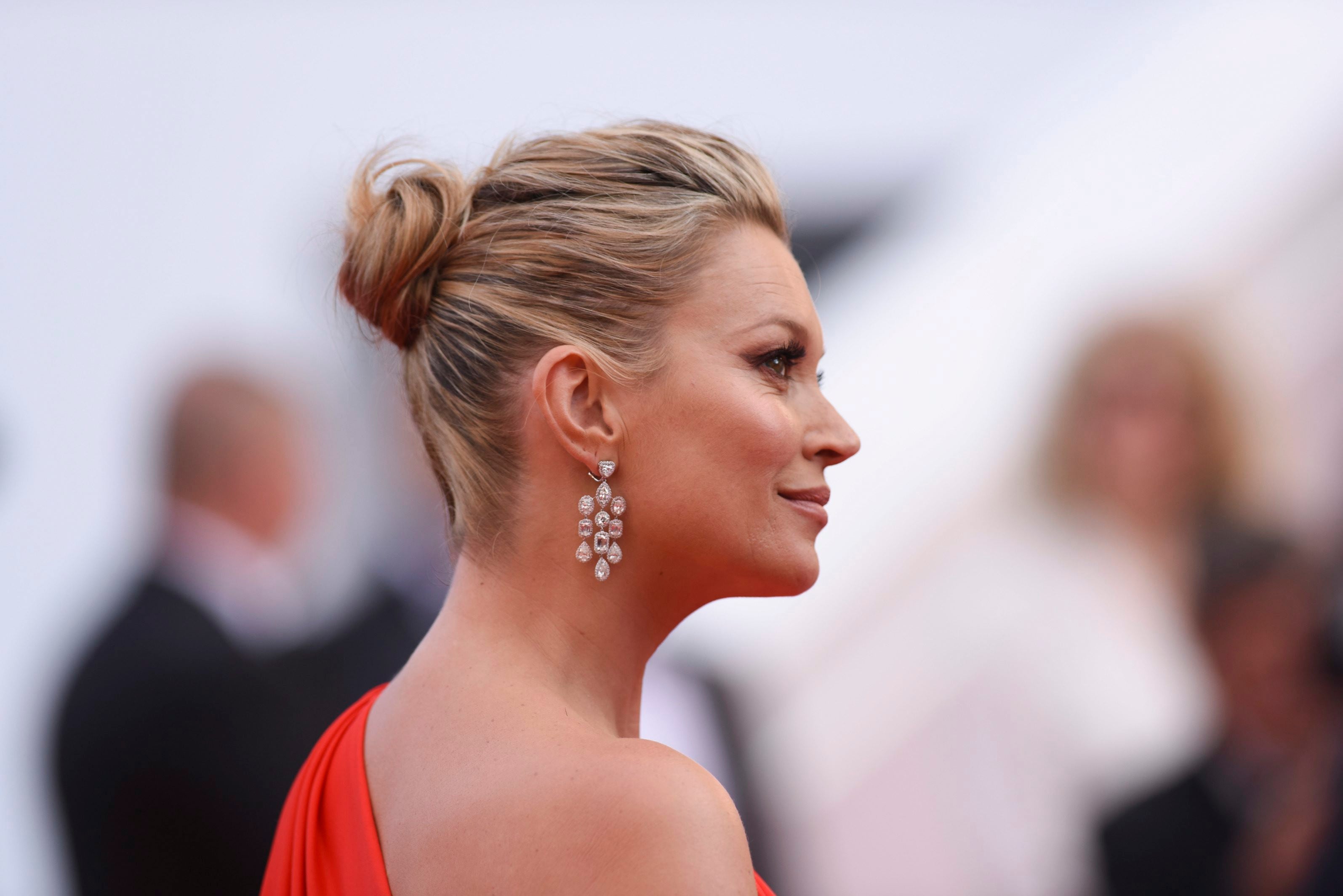 La top model, que pisó la alfombra roja de Cannes tras 15 años de ausencias, brilló con un clásico moño de bailarina y un maquillaje sencillo que resaltaba su mirada a base de extensiones de pestañas y eyeliner.