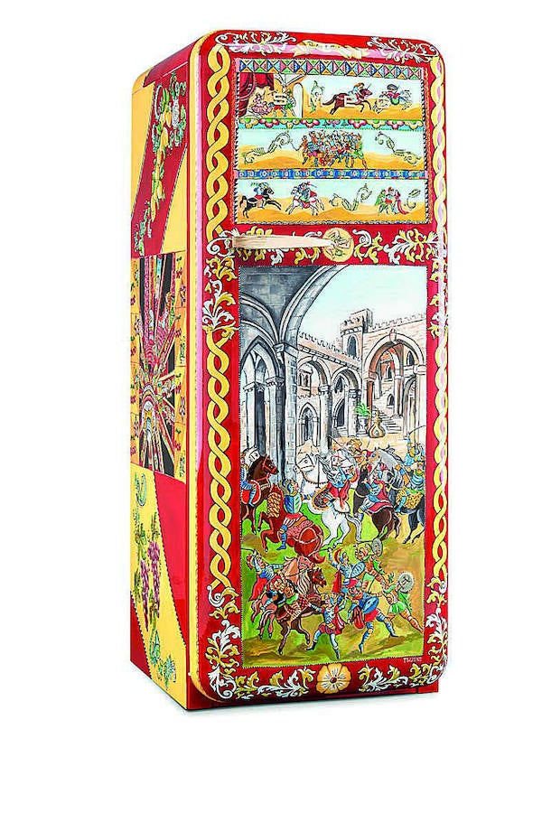 Dolce & Gabbana han versionado el icónico frigorífico de Fab28 de la firma Smeg y han presentado 100 unidades únicas, pintadas a mano por artistas sicilianos con escenas típicas de la historia y la vida de la isla, así como motivos clásicos en sus diseños de moda. El precio de las neveras nos deja helados: unos 30.000 € cada una.