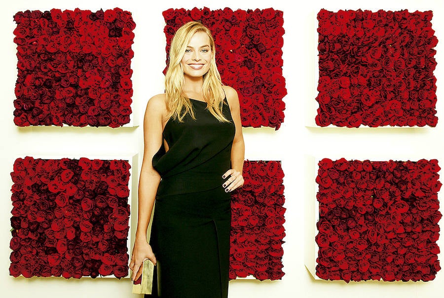 La actriz que nos sedujo en El lobo de Wall Street ha sido la elegida para protagonizar la campaña de la nueva fragancia femenina de Calvin Klein: Deep Euphoria. La primera pista de este nombramiento nos la dio la propia actriz, que acudió a la gala del Costume Institute en el Museo Metropolitano de Arte de Nueva York con un vestido de Calvin Klein Collection. Tras la marcha de Costa y mientras sigue la incógnita sobre el nombramiento de nuevo director creativo, la firma está en plena época de novedades. (Margot Robbie en la gala del Costume Institute del MET, en Nueva York)