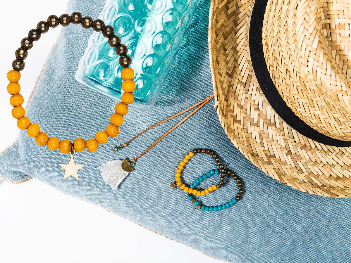 Los niños también quieren llevar complementos. Y este verano, se impone la estética boho chic, con pulseras y colgantes de cuentas, flecos y mucho color. Los descubrirás en la primera colección de accesorios de Gocco. 