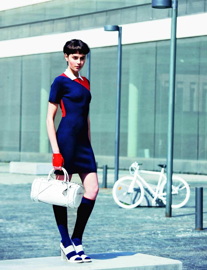 Vestido de Lacoste (245 €), con calcetines de Hop Socks (16 €) y sandalias de Clarks (99,95 €). El bolso lo firma Dior. Guantes, de Oysho (12,99 €). La bicicleta es de Lacoste. Maquillaje y peluquería: Estrella Elorduy para Dior, label.m. Manicura: The Pink Peony y Balbcare. Estilismo: Débora Traitè
