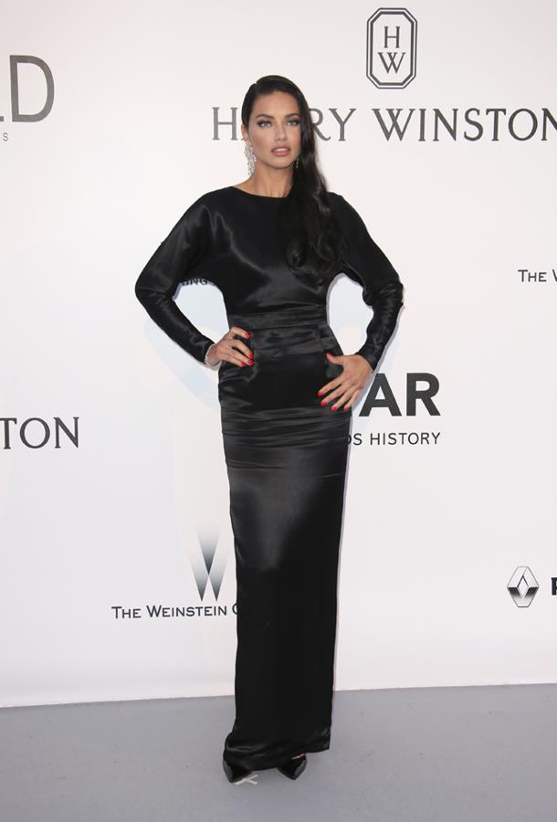 Adriana Lima apostó por la sensualidad del satén negro con un vestido de impresionante espalda firmado por Alexander Terekov.
