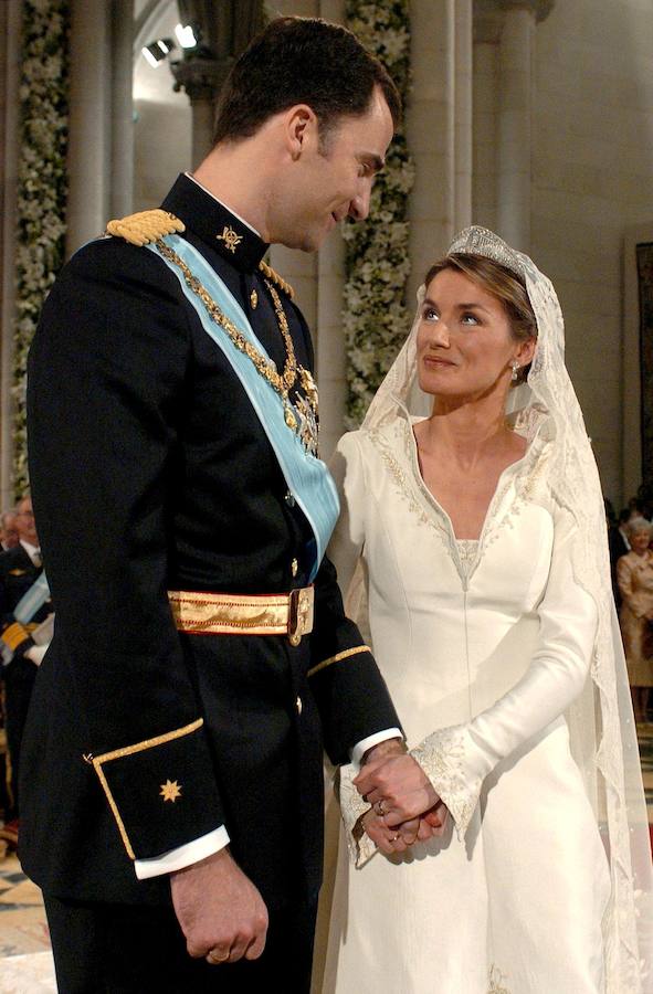 Para la boda doña Letizia también lució un look beauty muy sencillo: un recogido bajo peinado con raya lateral y maquillaje natural.