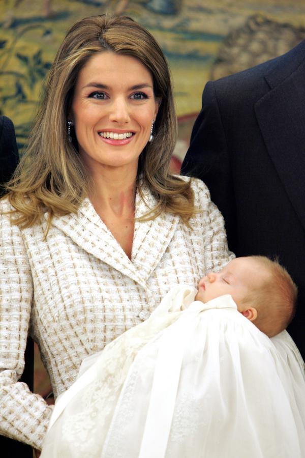 En el bautizo de su primogénita, la infanta Leonor, en 2006, doña Letizia lucía su melena larga con suaves ondas en las puntas y mechas de color miel. Su maquillaje, natural y muy sencillo.