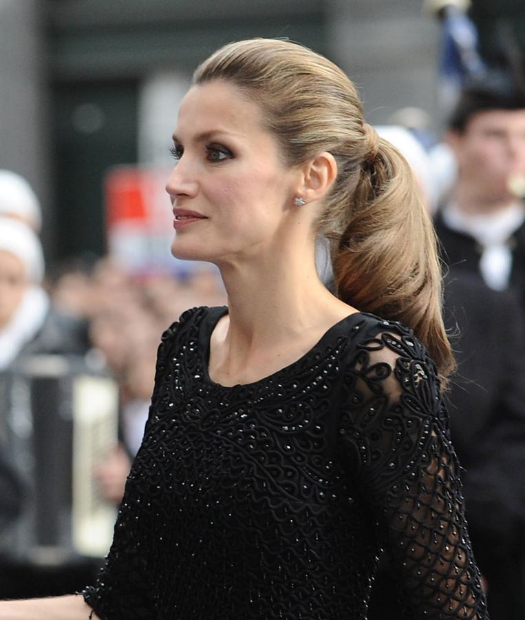 Solo en contadas ocasiones hemos visto a doña Letizia con coleta, como en la ceremonia de entrega de los Premios Príncipe de Asturias de 2010. En este caso también sorprendió con un maquillaje más oscuro en sus ojos.