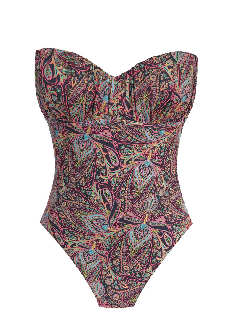 En palabra de honor y con estampado paisley, bañador de Avec Plaisir (Precio: 80 euros).