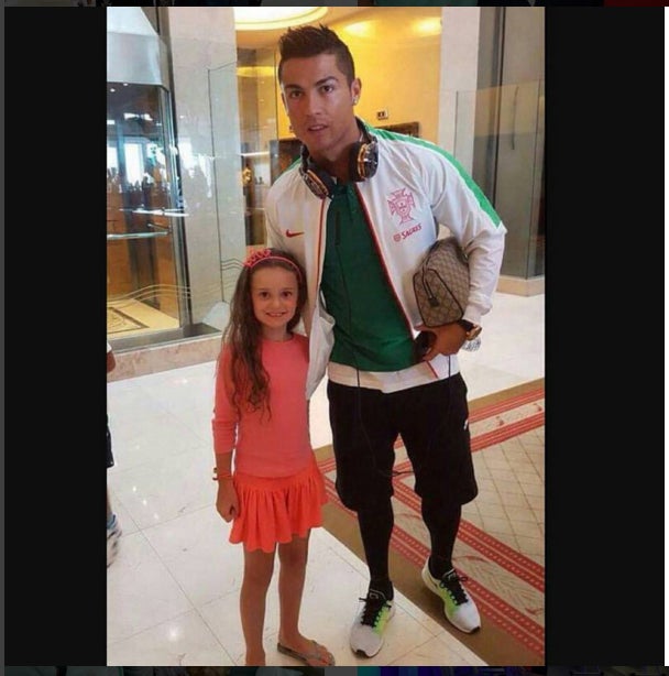 A la zaga le siguen unos gigantes cascos, a pocas posiciones de convertirse en complemento omnipresente, al igual que los bolsos.