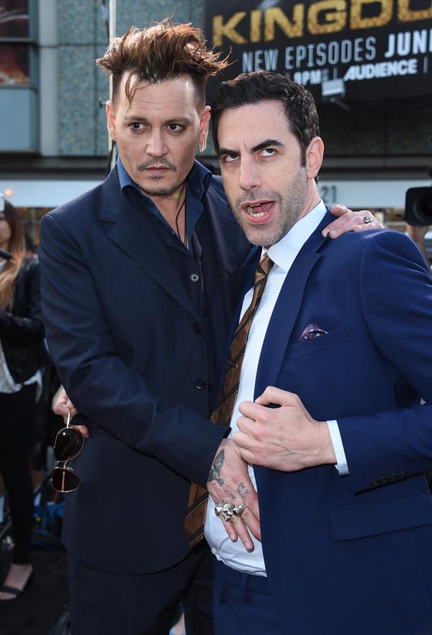 Los chicos de Tim Burton posaron divertidos ante las cámaras.